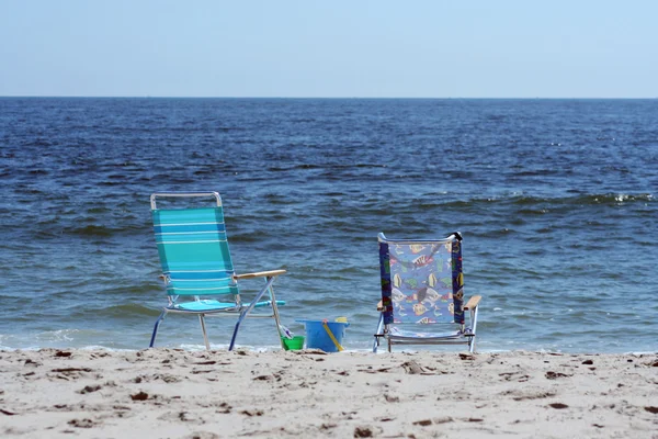 Beach Chairs near the ocean — Stock Photo, Image
