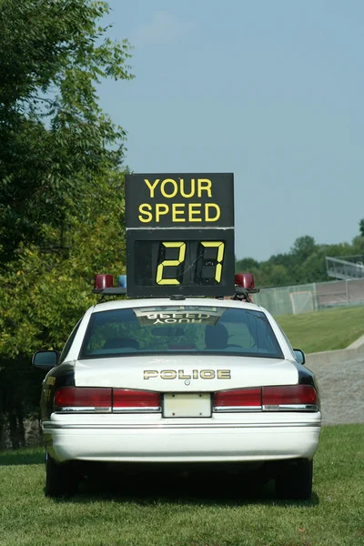 Verificação de velocidade do carro polícia — Fotografia de Stock