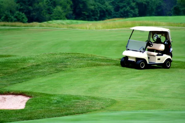 Carrinho de golfe no campo de golfe — Fotografia de Stock