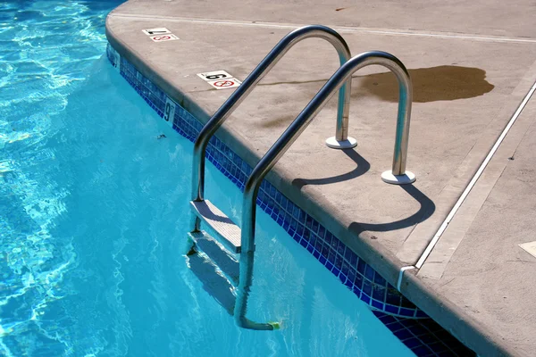 Žebřík bazénu — Stock fotografie