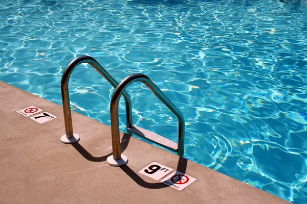 Schwimmbadleiter — Stockfoto
