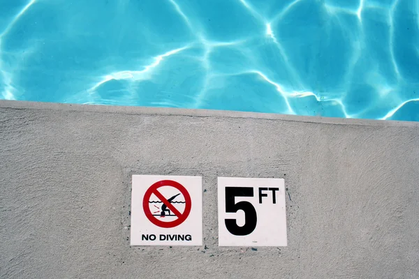 Yüzme havuzu derinliği işaretleyici — Stok fotoğraf