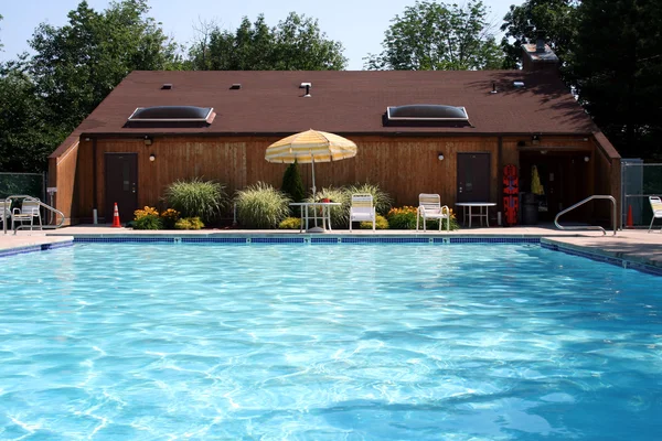 Yüzme Havuzu ve havuz evi — Stok fotoğraf