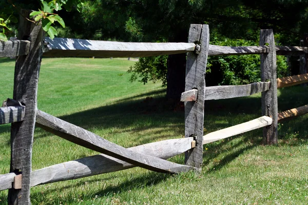 Törött fából készült korlát kerítés — Stock Fotó