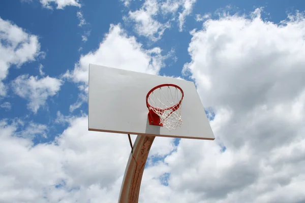 Баскетбольное кольцо против неба — стоковое фото