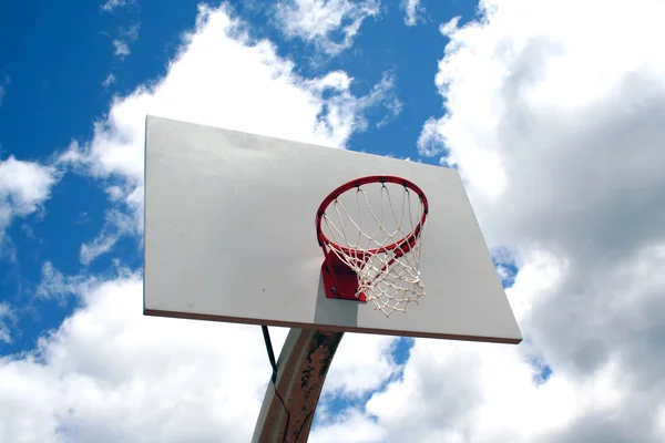 Basketbal hoepel tegen hemel — Stockfoto