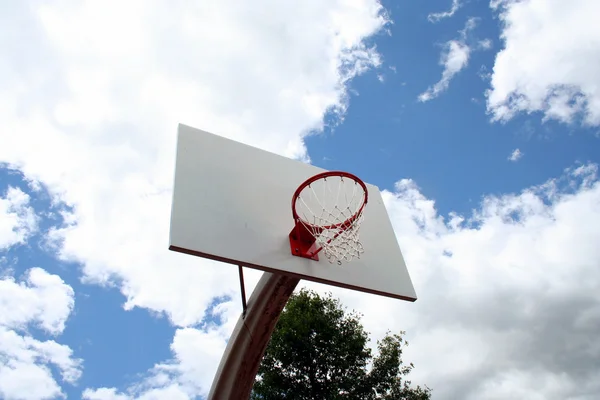 Kosárlabda hoop elleni ég — Stock Fotó