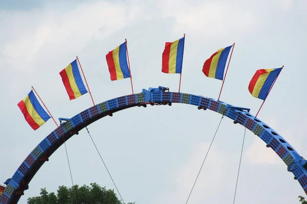Carnival ride med flaggor — Stockfoto