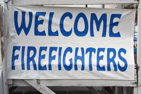 Bem-vindos bombeiros assinar — Fotografia de Stock