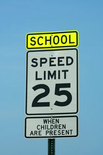 学校和 25 英里/小时标志 — 图库照片