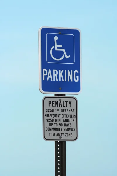 残疾人专用的停车标志 — 图库照片