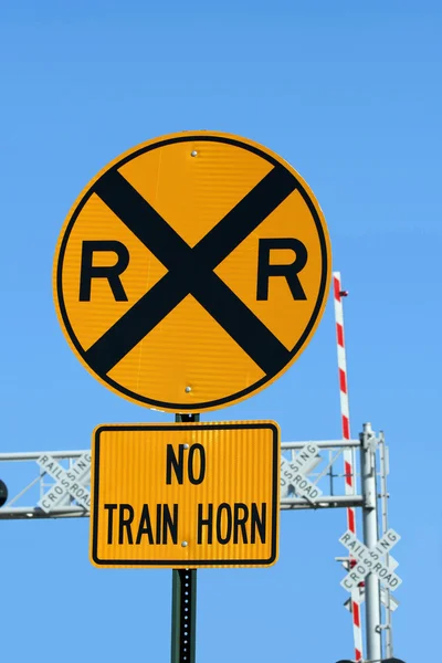 Järnvägen passerar tecken — Stockfoto