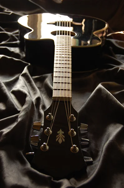 Чорний гітара — стокове фото