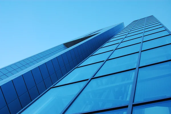Здание из голубого стекла — стоковое фото