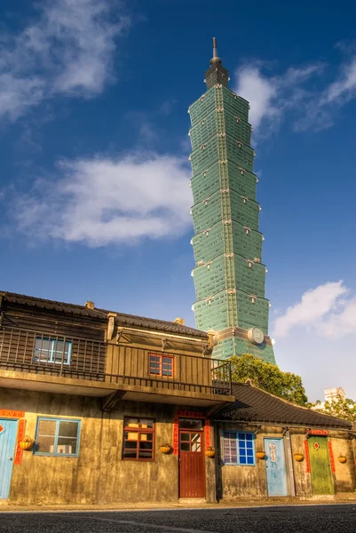 Modern gökdelen ile Taipei sokak — Stok fotoğraf