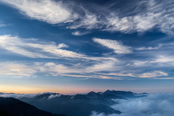 Гора и облака — стоковое фото