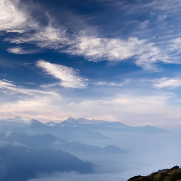 Berg och moln — Stockfoto