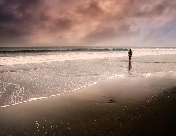 Egy férfi sétált a magányos — Stock Fotó