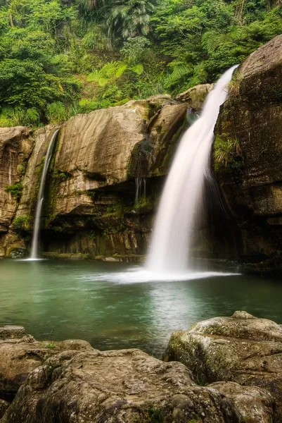 Джунглях водоспад — стокове фото