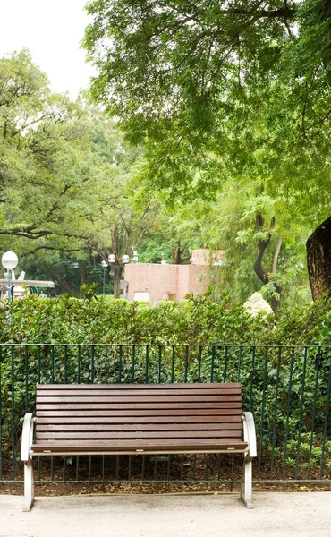 Brun bänk med ingen i parken — Stockfoto