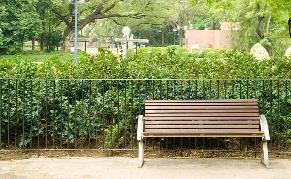 Коричневая скамейка без никого в парке — стоковое фото
