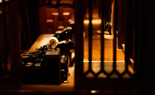 책상에 은행에 대 한 오래 된 타자기 — 스톡 사진