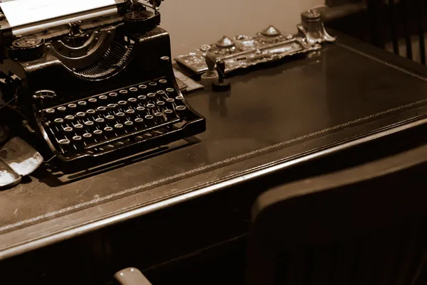 Старая пишущая машинка для банка на столе — стоковое фото