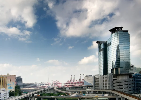 Stadtbild aus Autobahn und Wolkenkratzer — Stockfoto