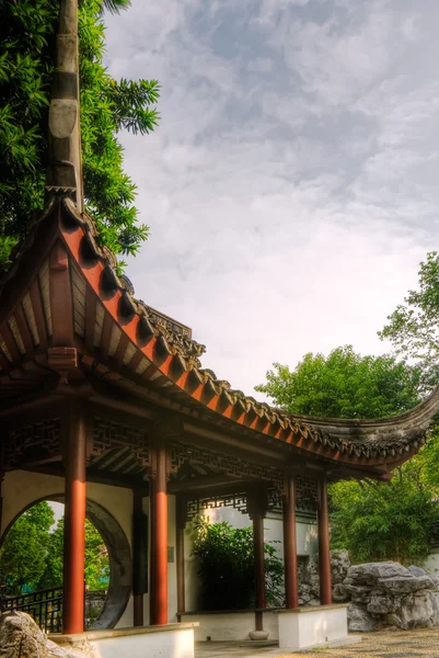 Bahçede Çin tarzı bina — Stok fotoğraf