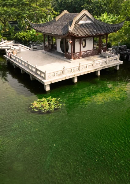 Edificio chino cerca del estanque — Foto de Stock