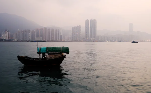 Silhouet van kleine vissersboot — Stockfoto