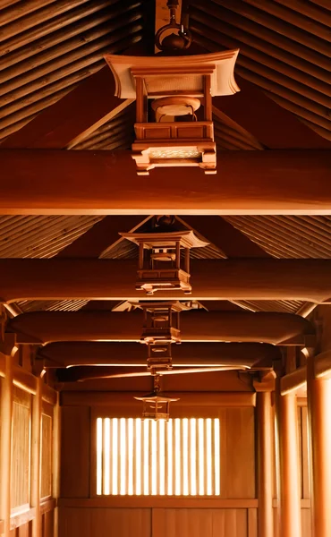 Деревянная коричневая лампа — стоковое фото