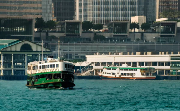 Fähre im Viktoria-Hafen in Hongkong — Stockfoto