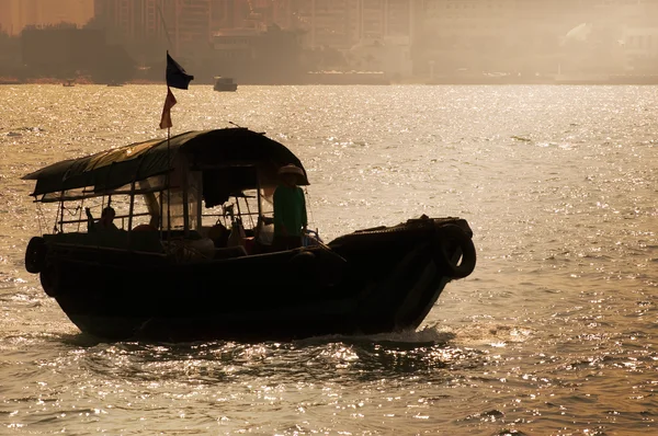 Silhouet van vissersboot — Stockfoto