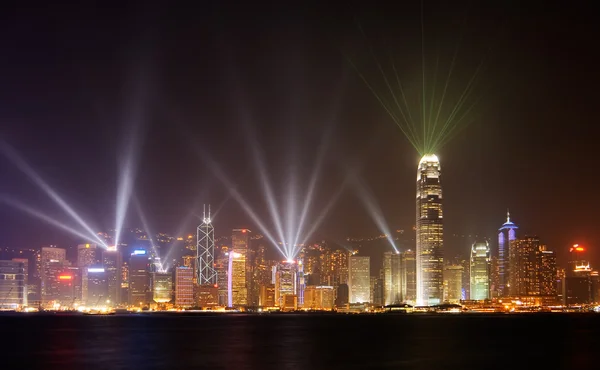 Scene notturne di raggi mostrano in HK — Foto Stock