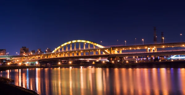 Stad Nachtscène van brug — Stockfoto