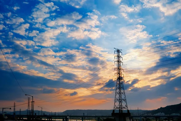 电力塔城市日落景观 — 图库照片