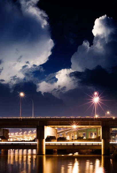 Nachtscène van brug — Stockfoto