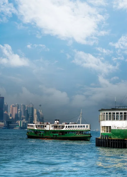 Паром на гавань Виктория в Гонконге — стоковое фото