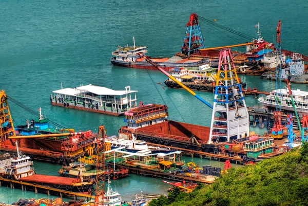 Barcos coloridos no porto — Fotografia de Stock