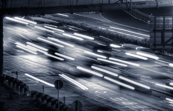 Paysage urbain de voitures dans la nuit — Photo