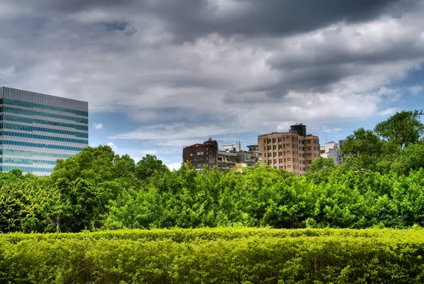 Bellissimo paesaggio urbano con verde — Foto Stock