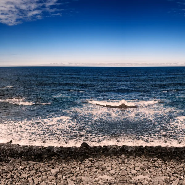 Береговая линия и море — стоковое фото