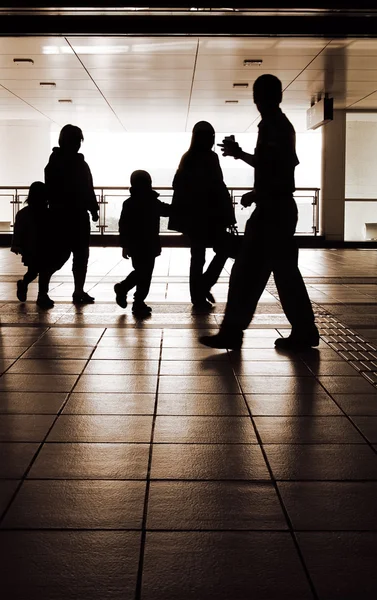 Family silhouette in station — Stock Photo, Image