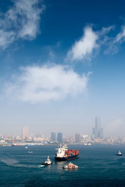 Yük gemisi ile liman manzarası — Stok fotoğraf