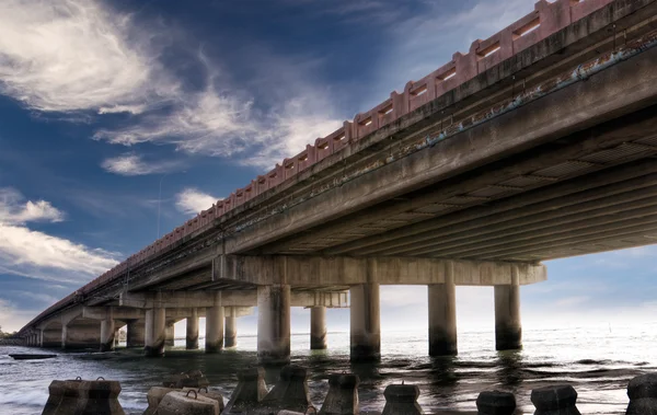 Ozean mit Brücke — Stockfoto
