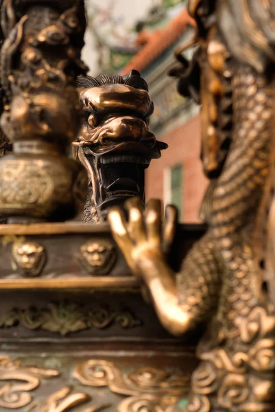 Китайський дракон на incense пальник — стокове фото