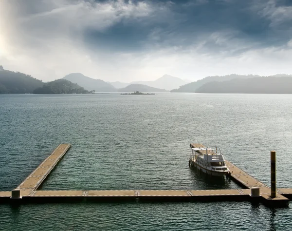 Dock ile tekne — Stok fotoğraf