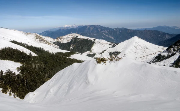 Paisaje de montaña de nieve — Foto de Stock