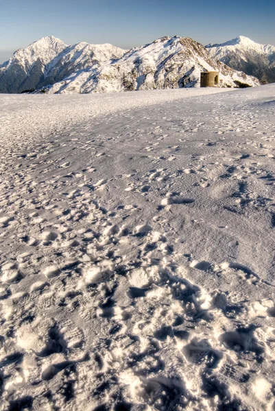 Sneeuw schilderachtige met rommelig voetafdrukken — Stockfoto